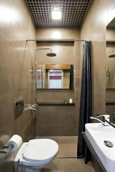 яркий декор ванной комнаты с душем в ярких тонах