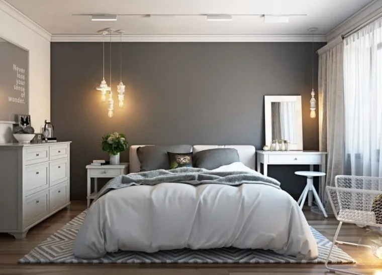 Серые стены в спальне с белой мебелью