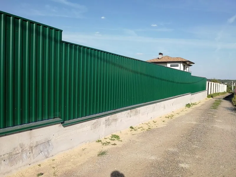 Забор из профнастила на деревянном каркасе