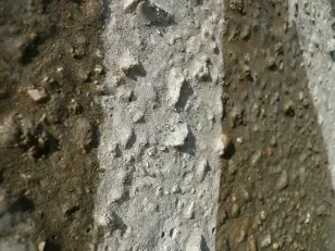 Обработанная гидрофобизатором поверхность - капли воды держатся, а сам бетон сухой