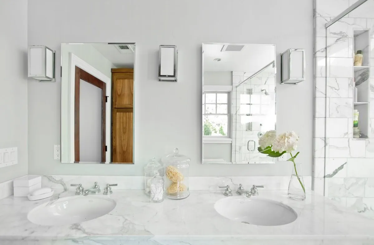 Мрамор с зеркалом в ванную комнату