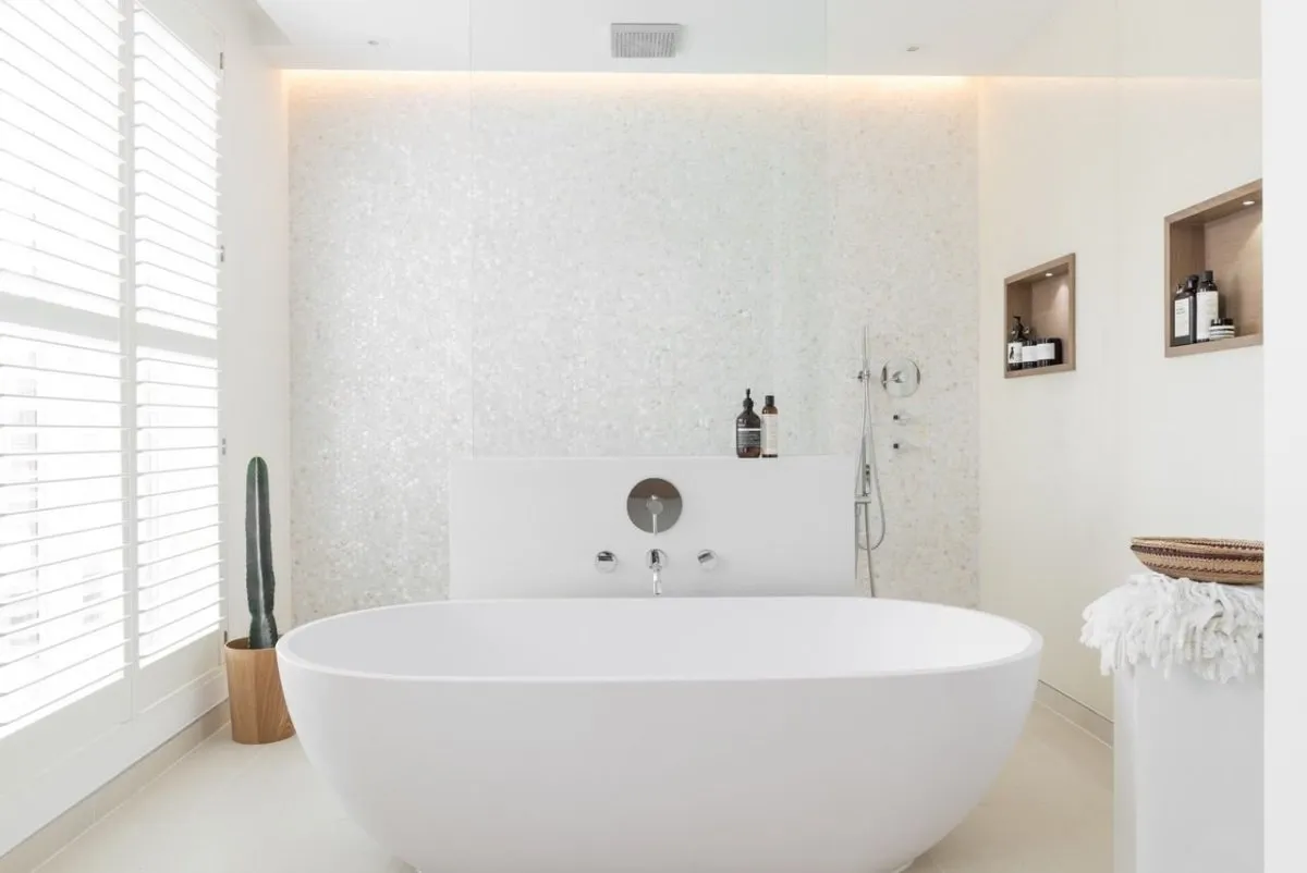 Белая мозаика в ванной