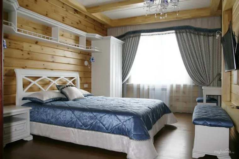 Спальная комната в доме из бруса